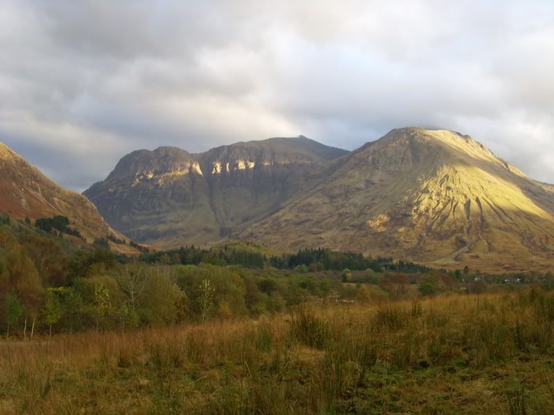 IMAGE: http://i134.photobucket.com/albums/q84/coolershaka/Glencoe%2019%20Oct%202007/ViewfromVisitorCentre-Dusk2.jpg