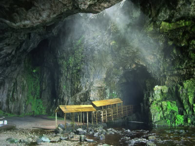 IMAGE: http://i134.photobucket.com/albums/q84/coolershaka/Scottish%20Highlands%20August%202007/SmooCaveInterior-red.jpg