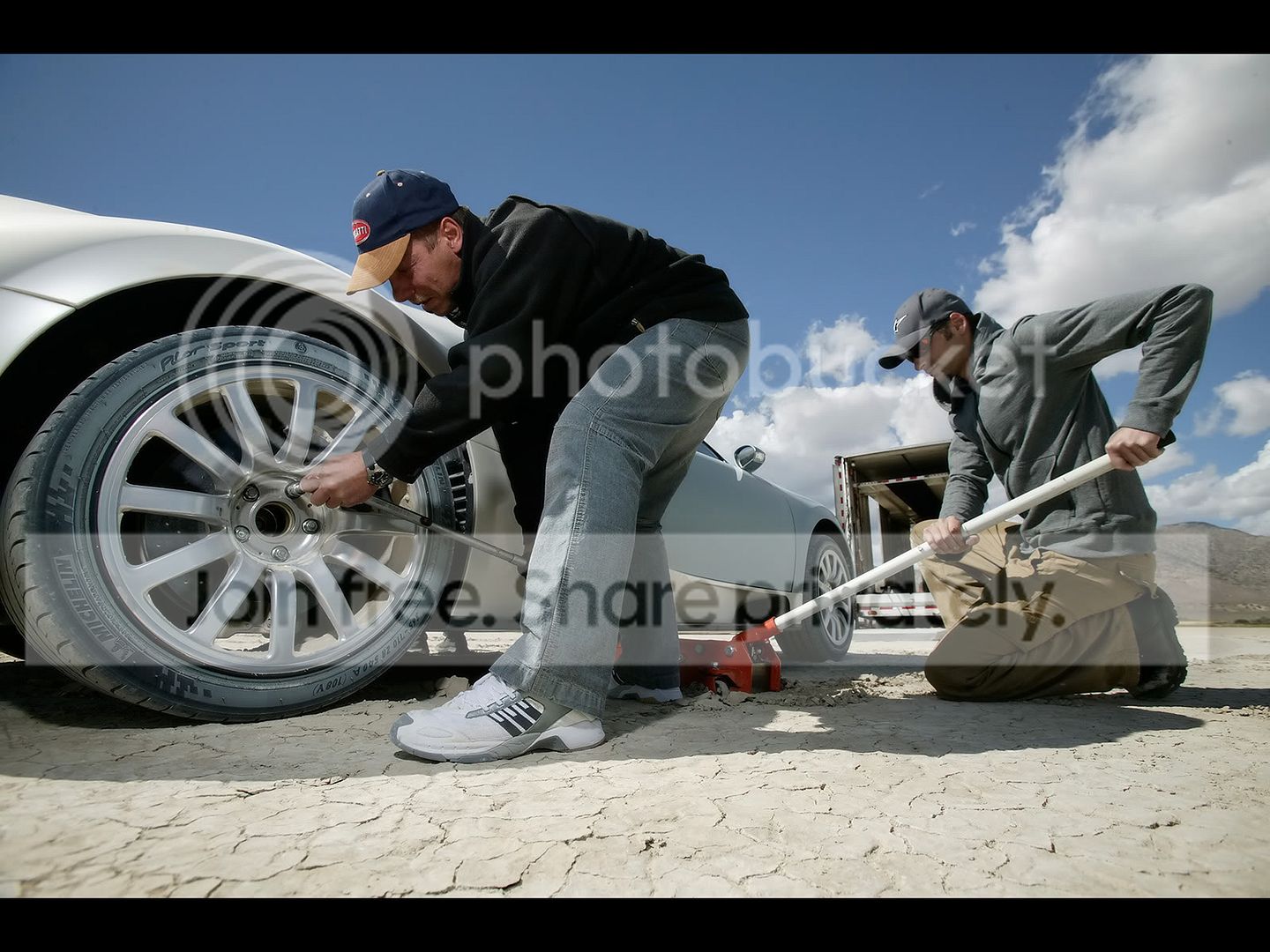 2007-Bugatti-Veyron-Changing-Tire-1.jpg