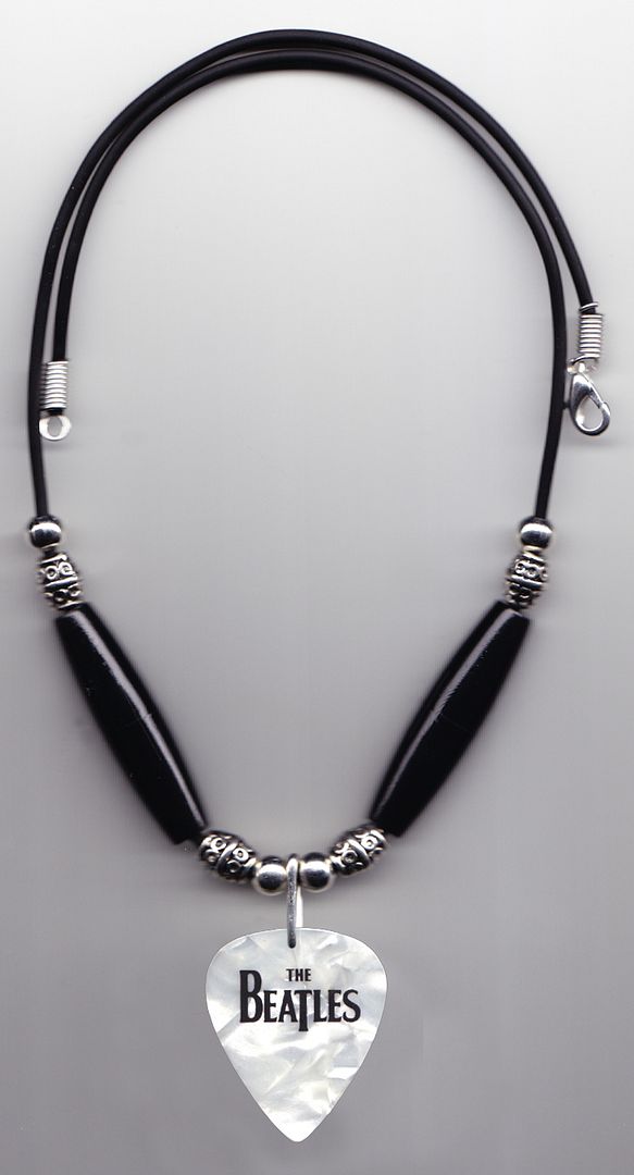 Photo CT Beatles Collier de perles blanc_zpsjzliri9t.jpg