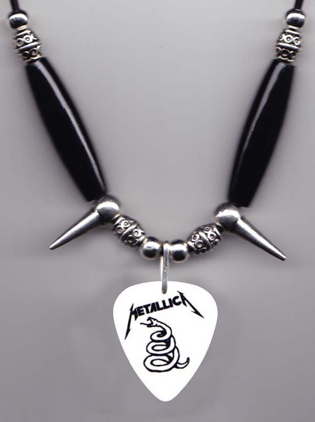  Foto Metallica MUYA Weiße Halskette – Closeup_zpslvkab9vy.jpg